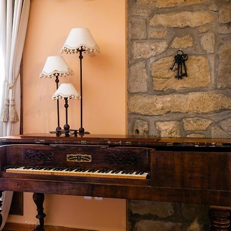 Apartamentos Vino Tinto Y Restaurante Tomate Rosa Adahuesca Eksteriør bilde