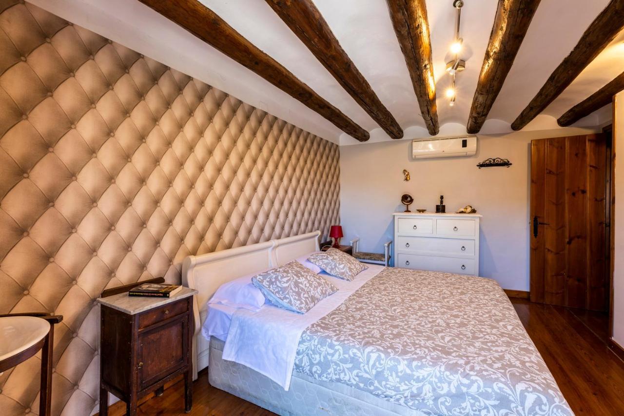 Apartamentos Vino Tinto Y Restaurante Tomate Rosa Adahuesca Eksteriør bilde