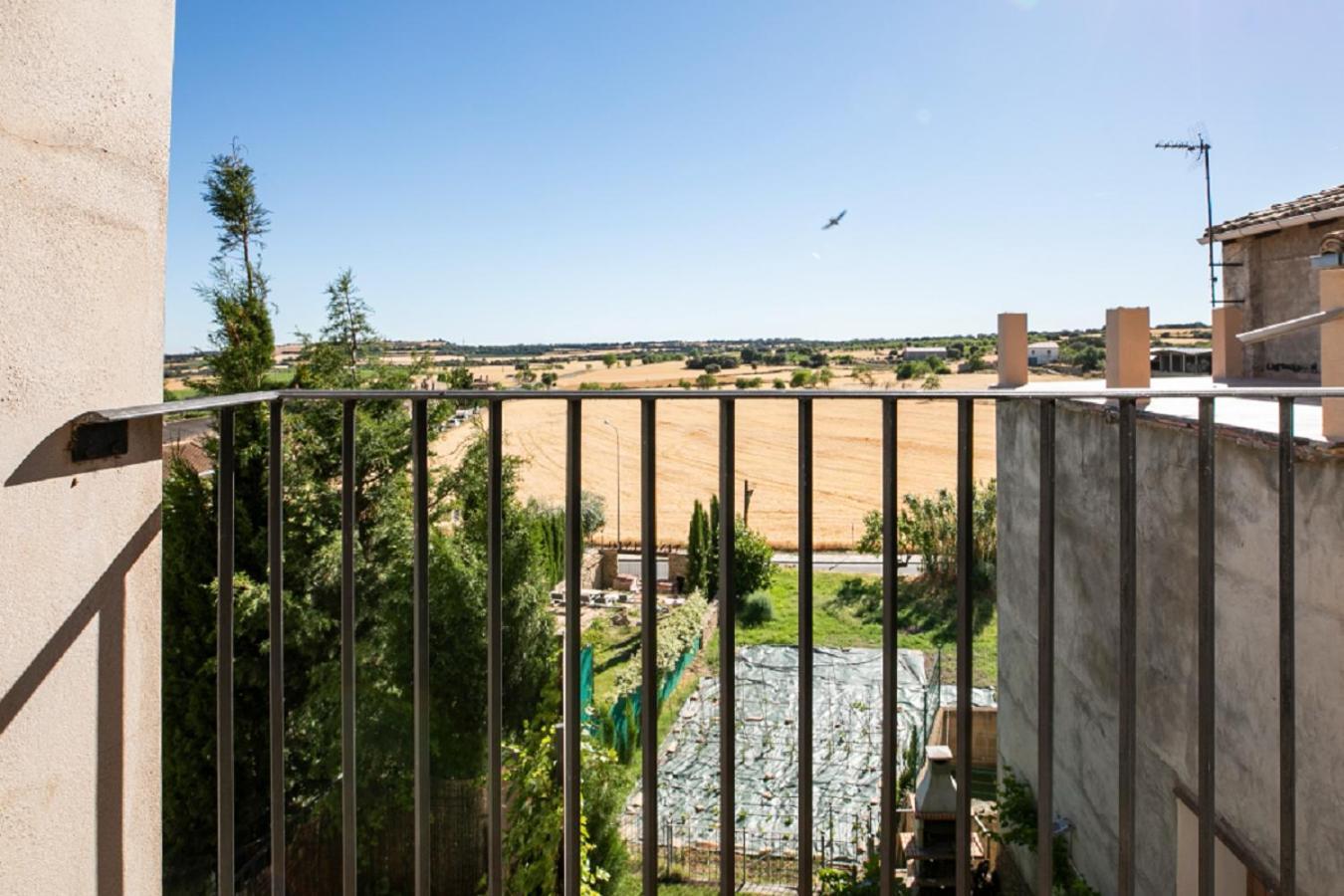 Apartamentos Vino Tinto Y Restaurante Tomate Rosa Adahuesca Eksteriør bilde