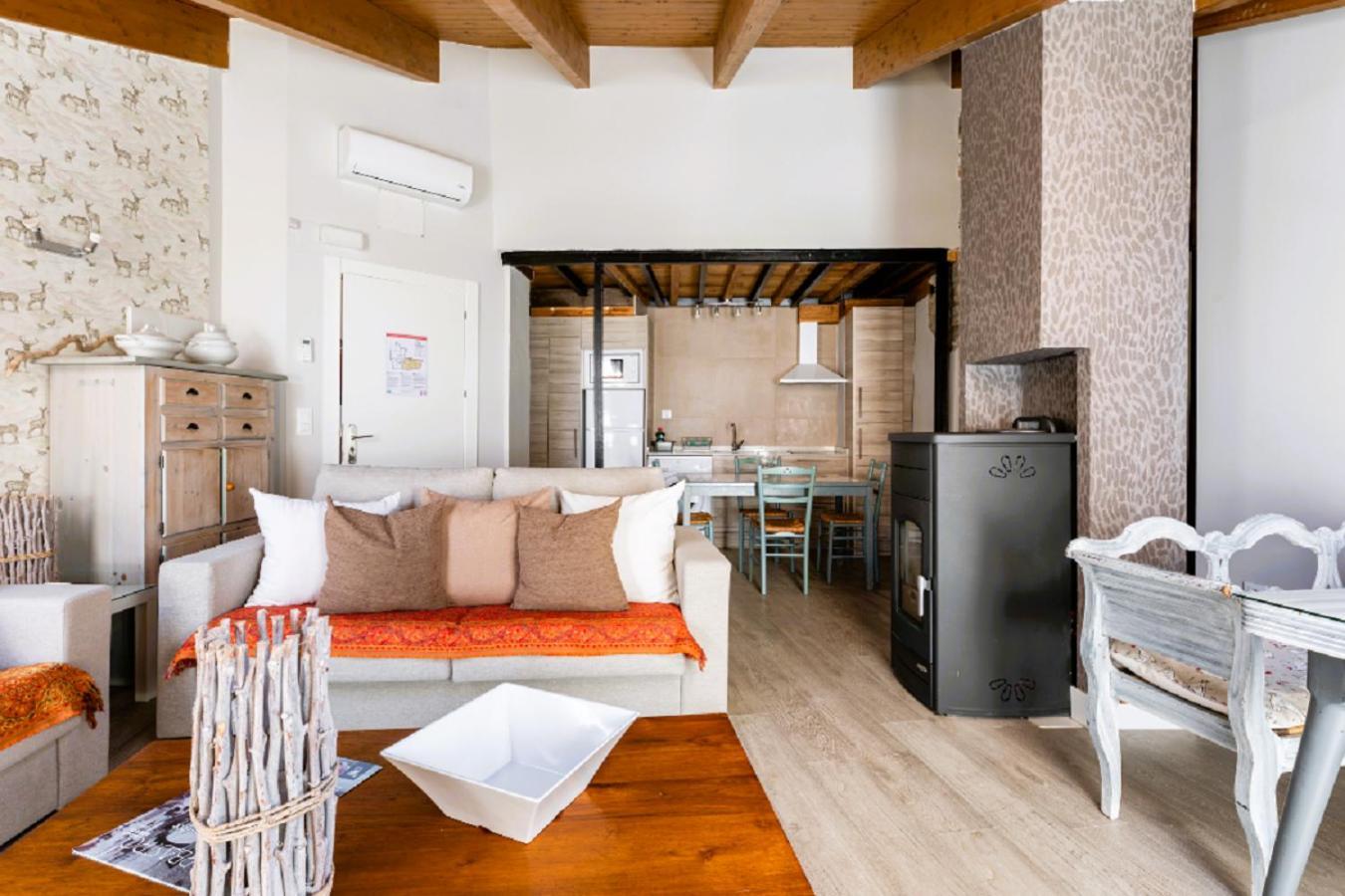 Apartamentos Vino Tinto Y Restaurante Tomate Rosa Adahuesca Eksteriør bilde
