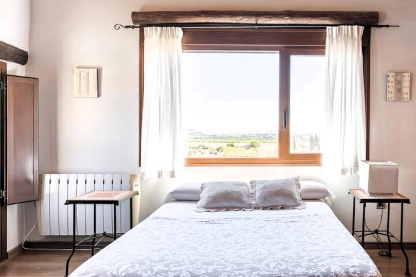 Apartamentos Vino Tinto Y Restaurante Tomate Rosa Adahuesca Eksteriør bilde
