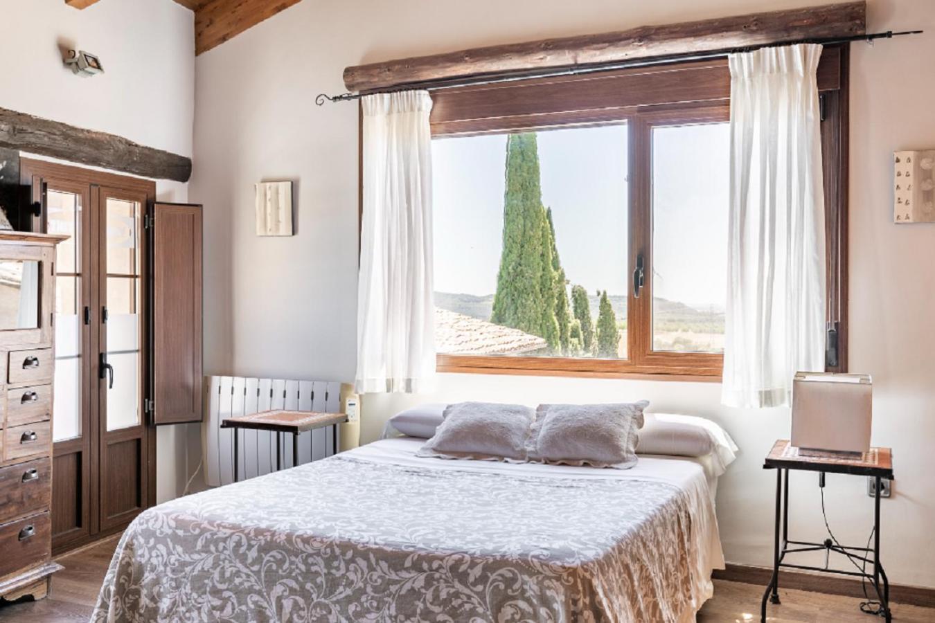 Apartamentos Vino Tinto Y Restaurante Tomate Rosa Adahuesca Eksteriør bilde