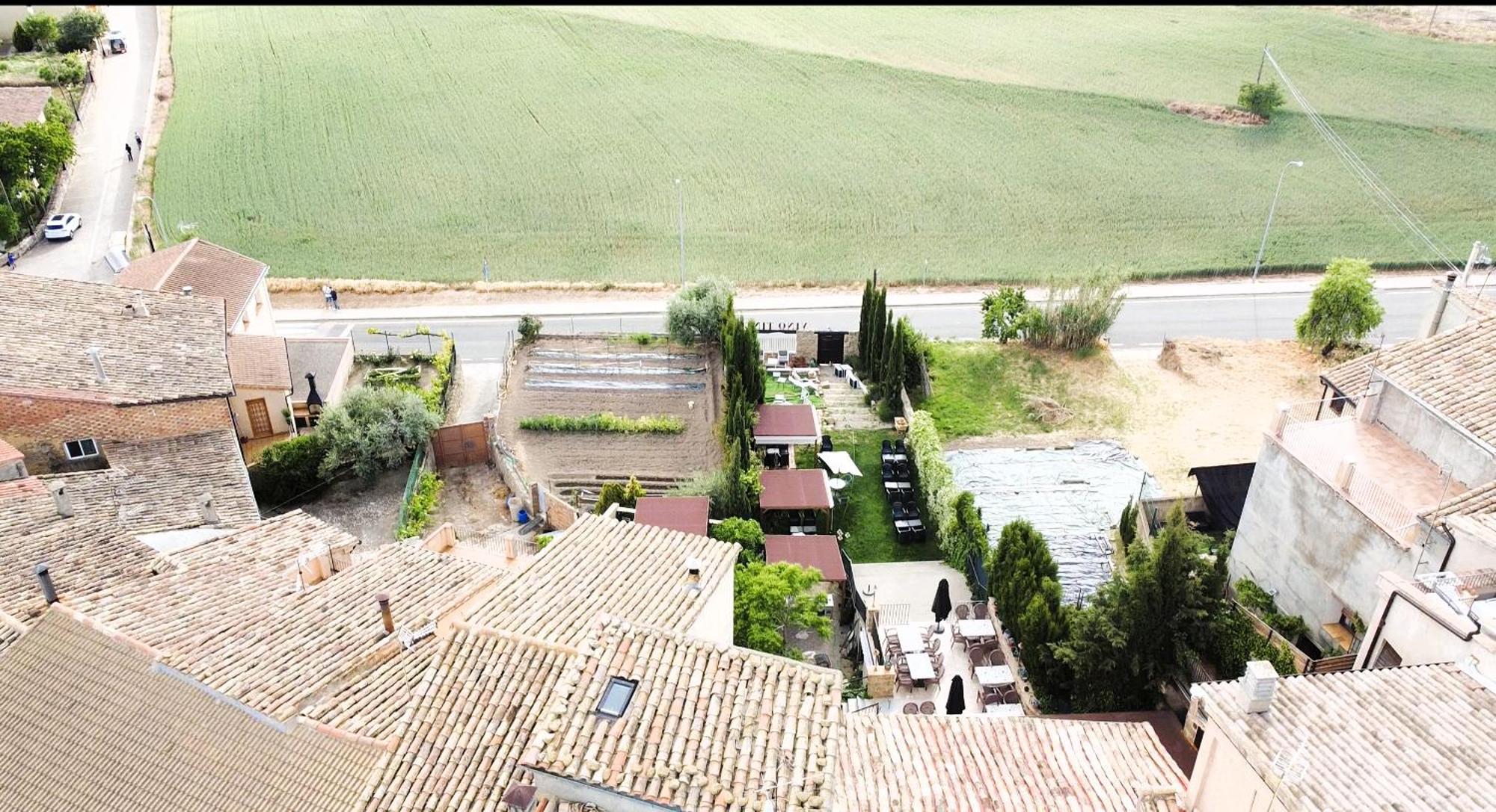 Apartamentos Vino Tinto Y Restaurante Tomate Rosa Adahuesca Eksteriør bilde